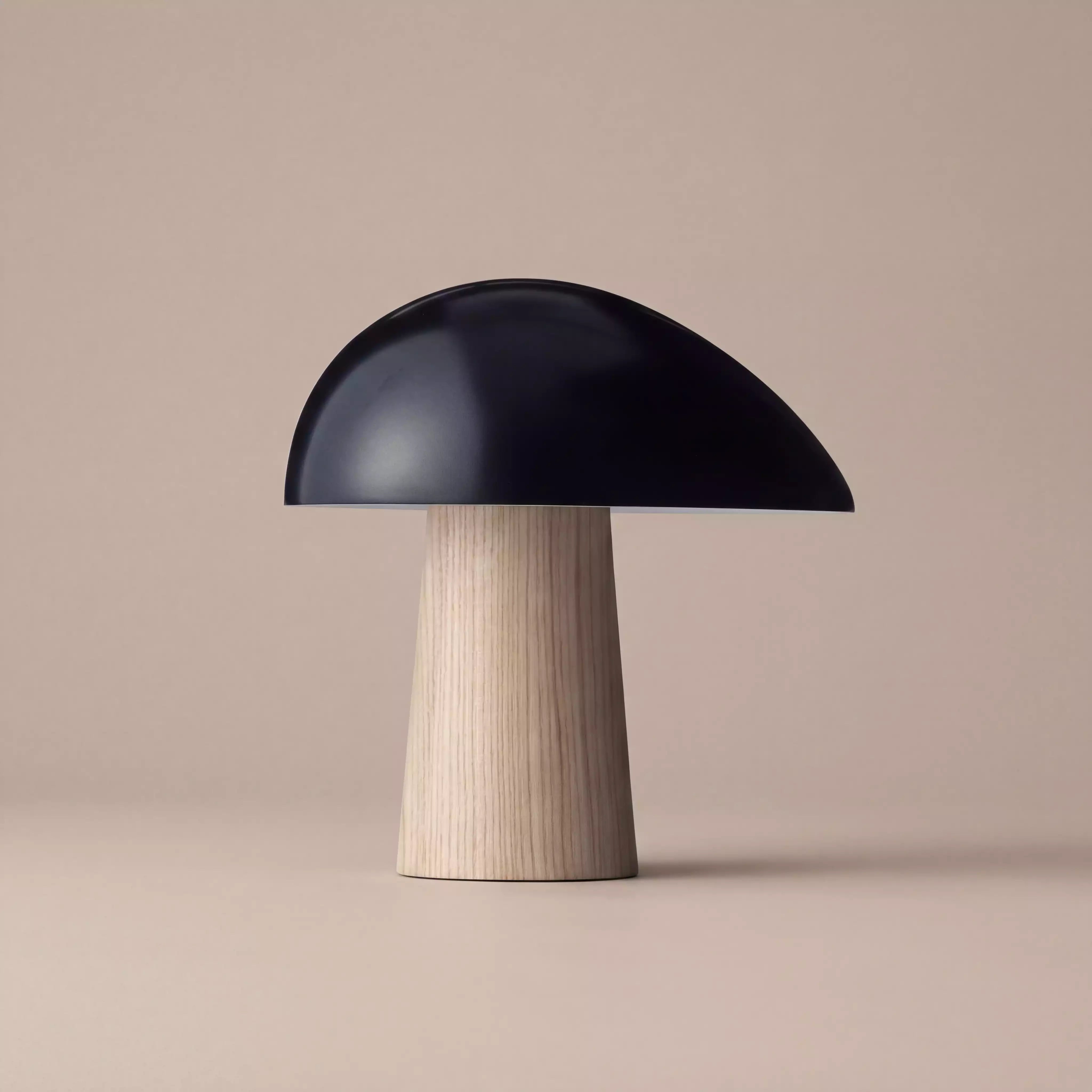 Lampe-champignon-bois-noir-PIOPPINO-min.webp