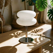Lampe_Bauhaus_champignon_blanc_BUBBLE__close_up_view_on_wood_table-