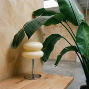 Lampe_Bauhaus_champignon_creme_BUBBLE_-_close_up_view_on_wood_table