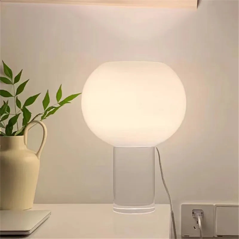 Lampe à poser globe en verre opalin | LUNAE
