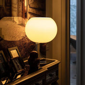 Lampe à poser globe en verre opalin | LUNAE