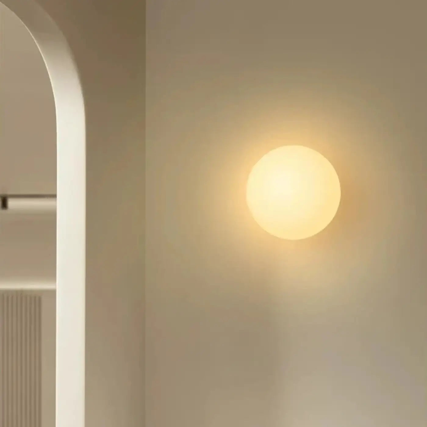 Applique murale boule en verre blanc dépoli pour chambre — vue 1