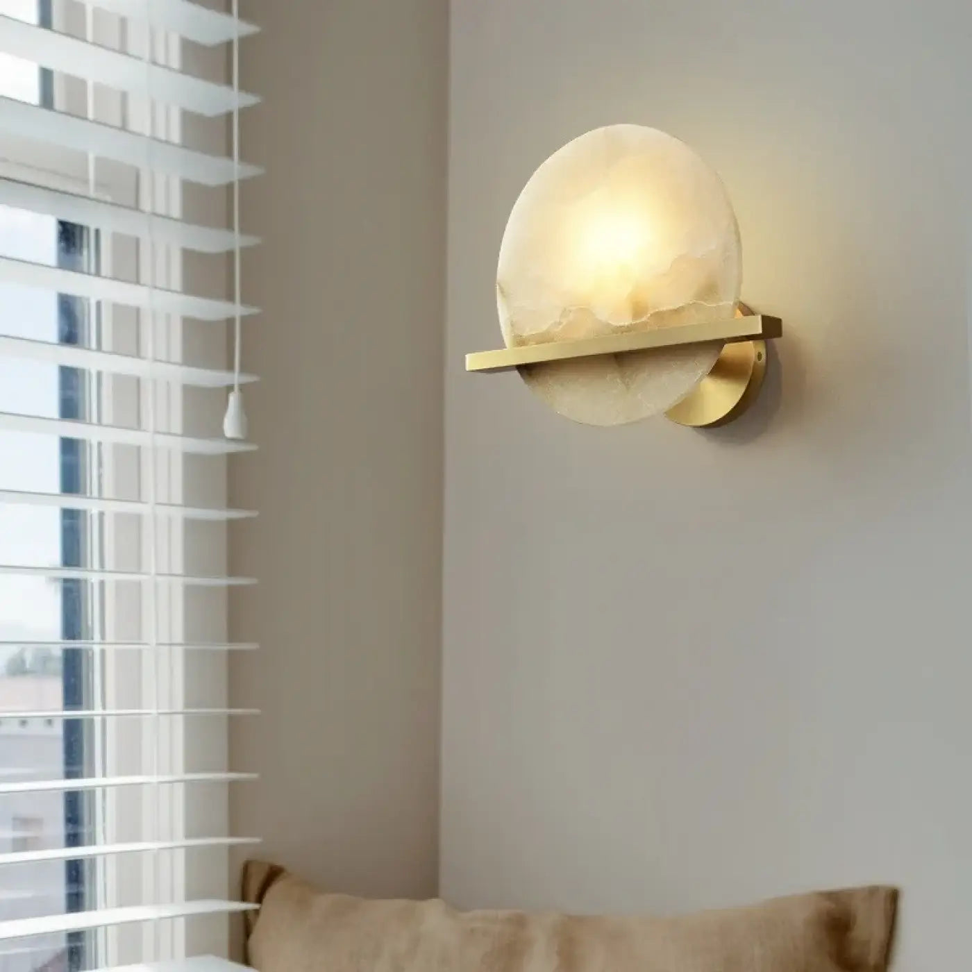 Applique murale dorée en métal et marbre style Art Déco — vue 6