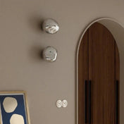 Applique murale en aluminium argent effet pierre brute — vue 1