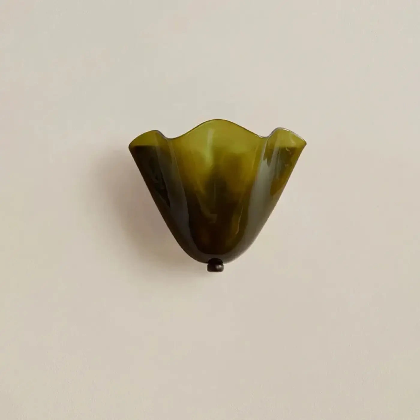 Applique murale en forme de coquille acrylique et métal — vue 1