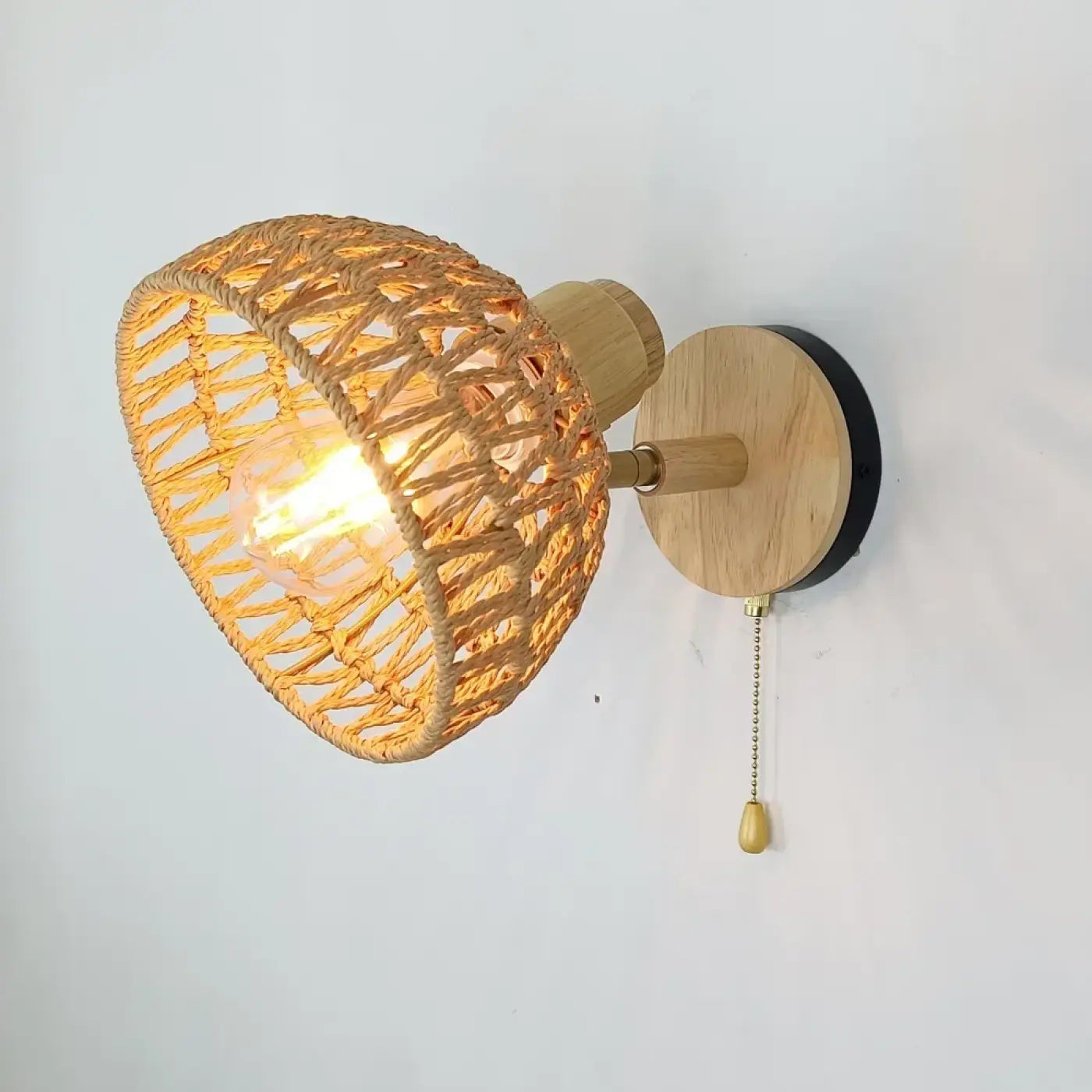 Applique murale en rotin tressé et bois beige scandinave — vue 1