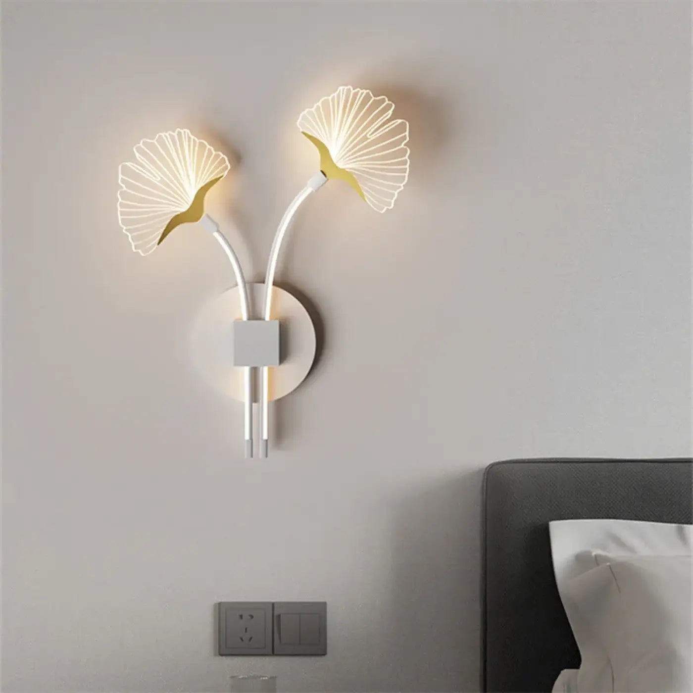 Applique murale fleur art déco dorée à deux lumières — vue 6