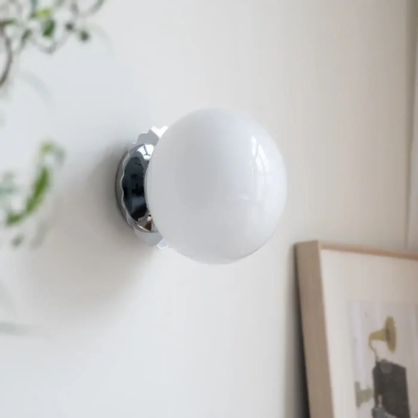 Applique murale globe en verre et métal beige ou blanc — vue 1