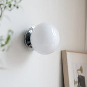 Applique murale globe en verre et métal beige ou blanc — vue 4