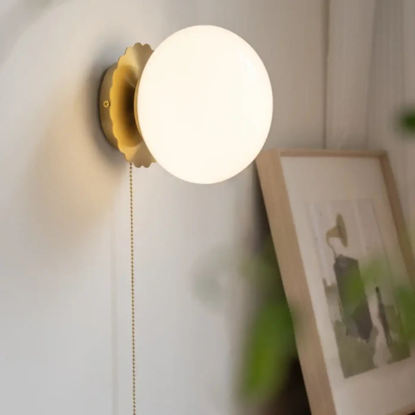 Applique murale globe en verre et métal beige ou blanc — vue 6