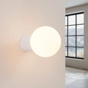 Applique murale globe opalin blanc aluminium et acrylique — vue 1