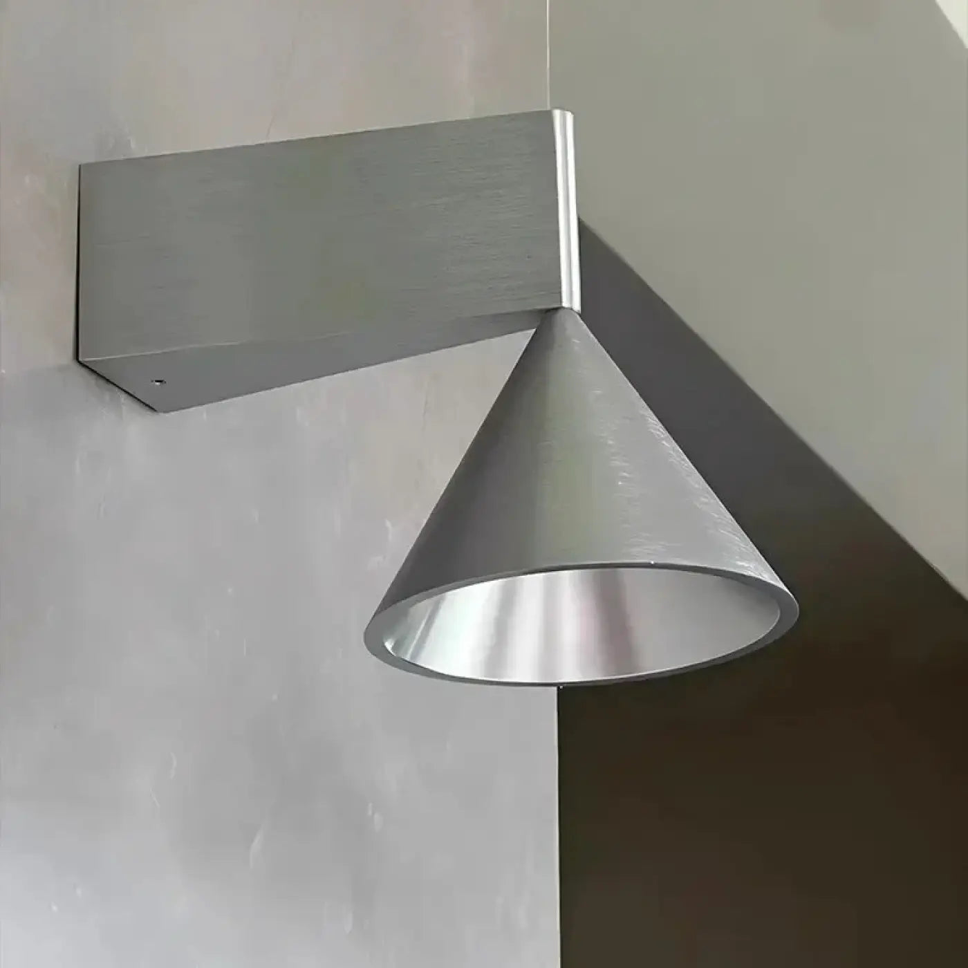 Applique murale LED aluminium noir doré cône Art Déco — vue 1