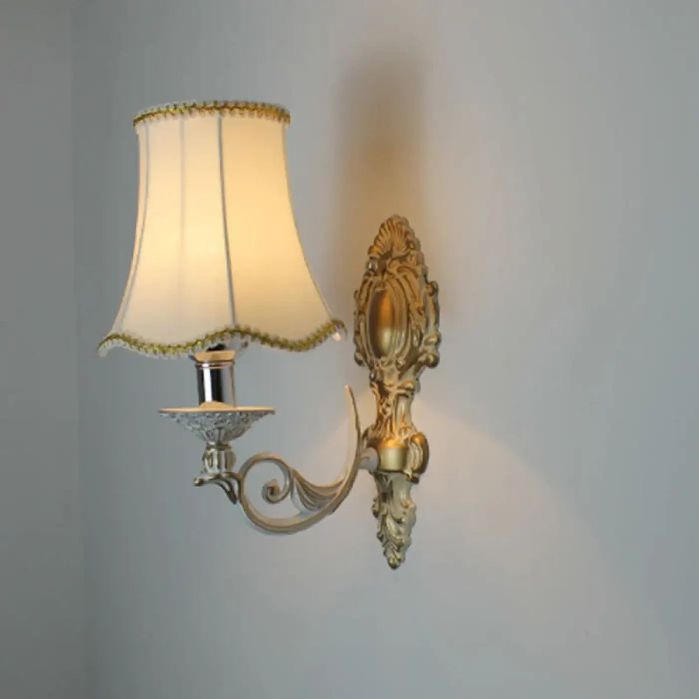 Applique murale LED art déco tissu blanc et métal doré — vue 1