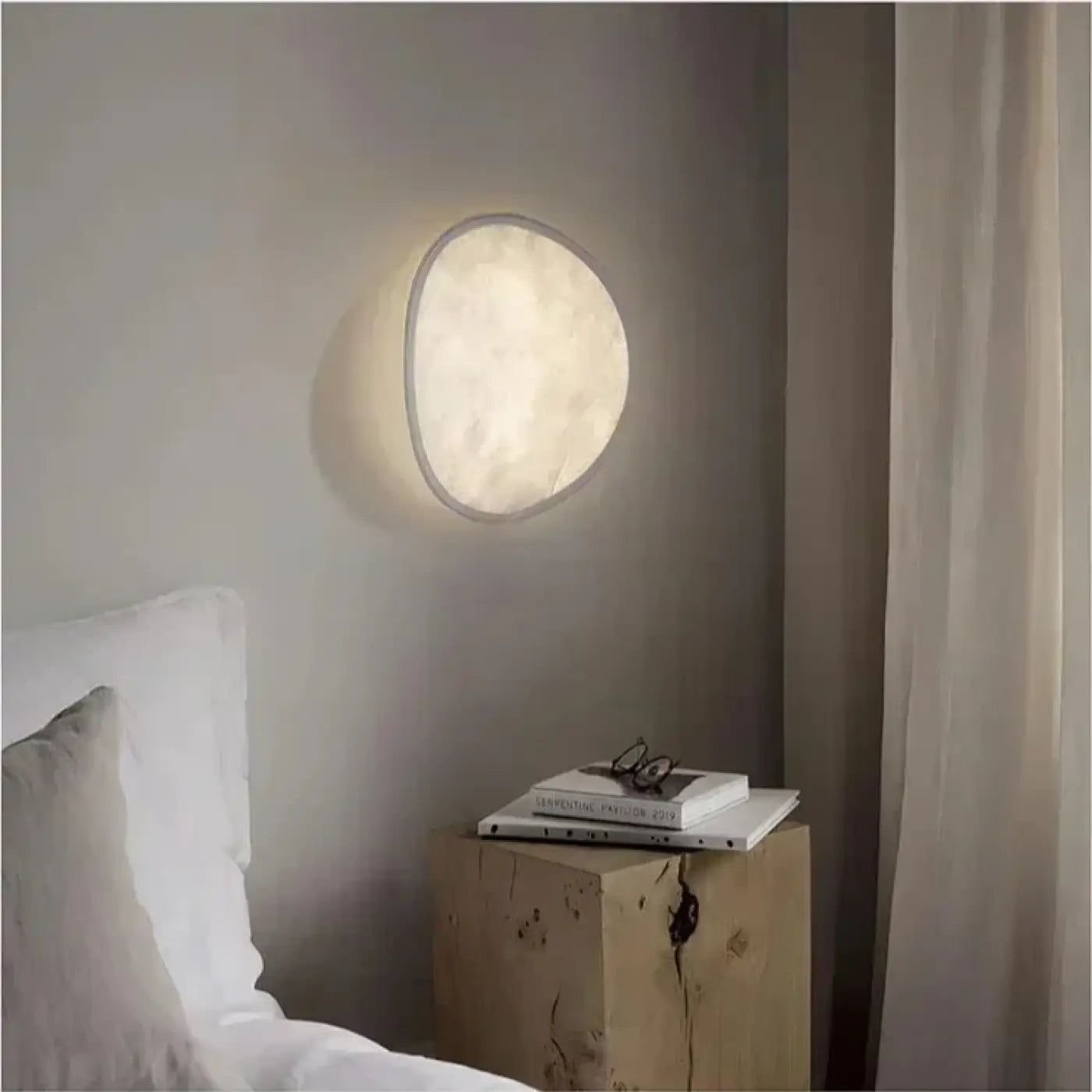 Applique murale LED blanche demi-lune en verre et acrylique — vue 4