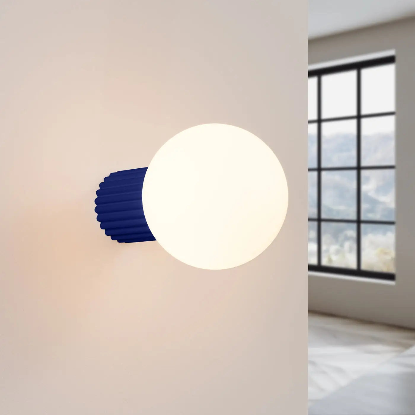 Applique murale LED bleu ultramarine globe opalin — vue 1