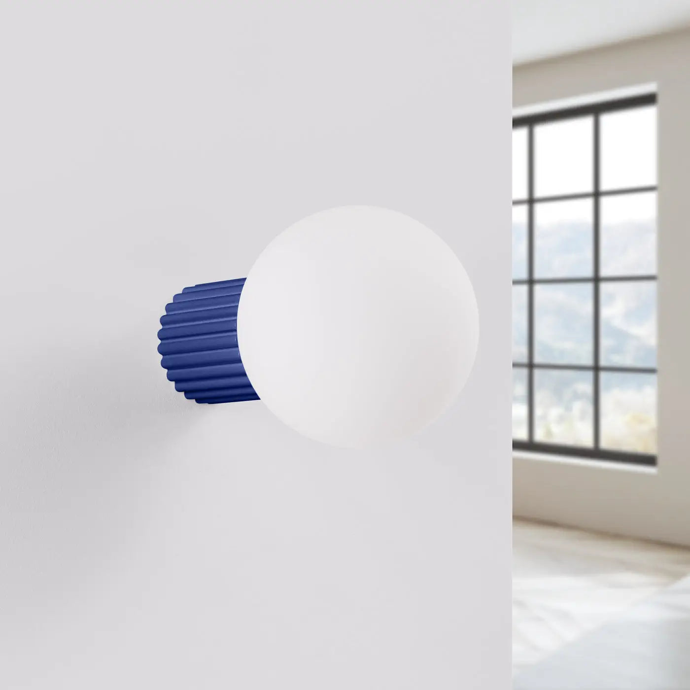 Applique murale LED bleu ultramarine globe opalin — vue 2