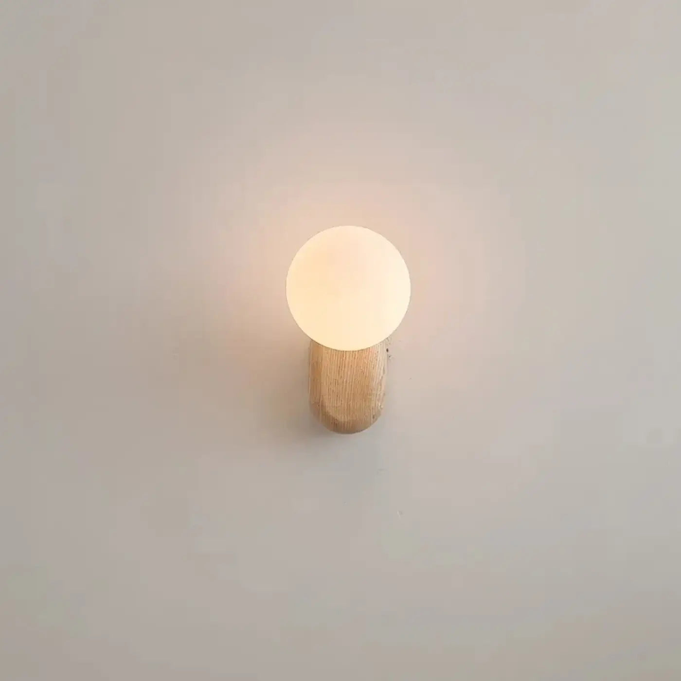 Applique murale LED bois clair et globe en verre opale — vue 4