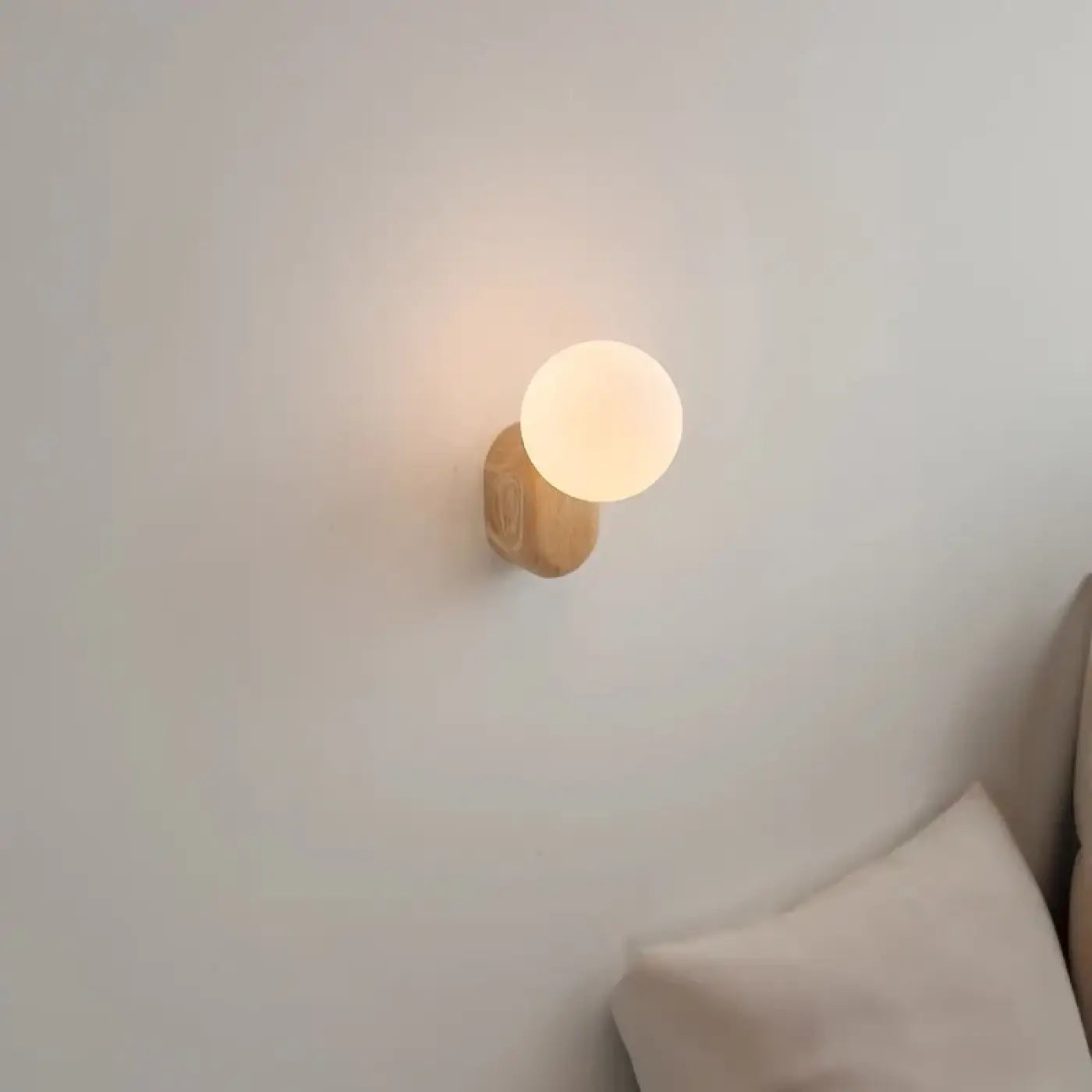 Applique murale LED bois clair et globe en verre opale — vue 6