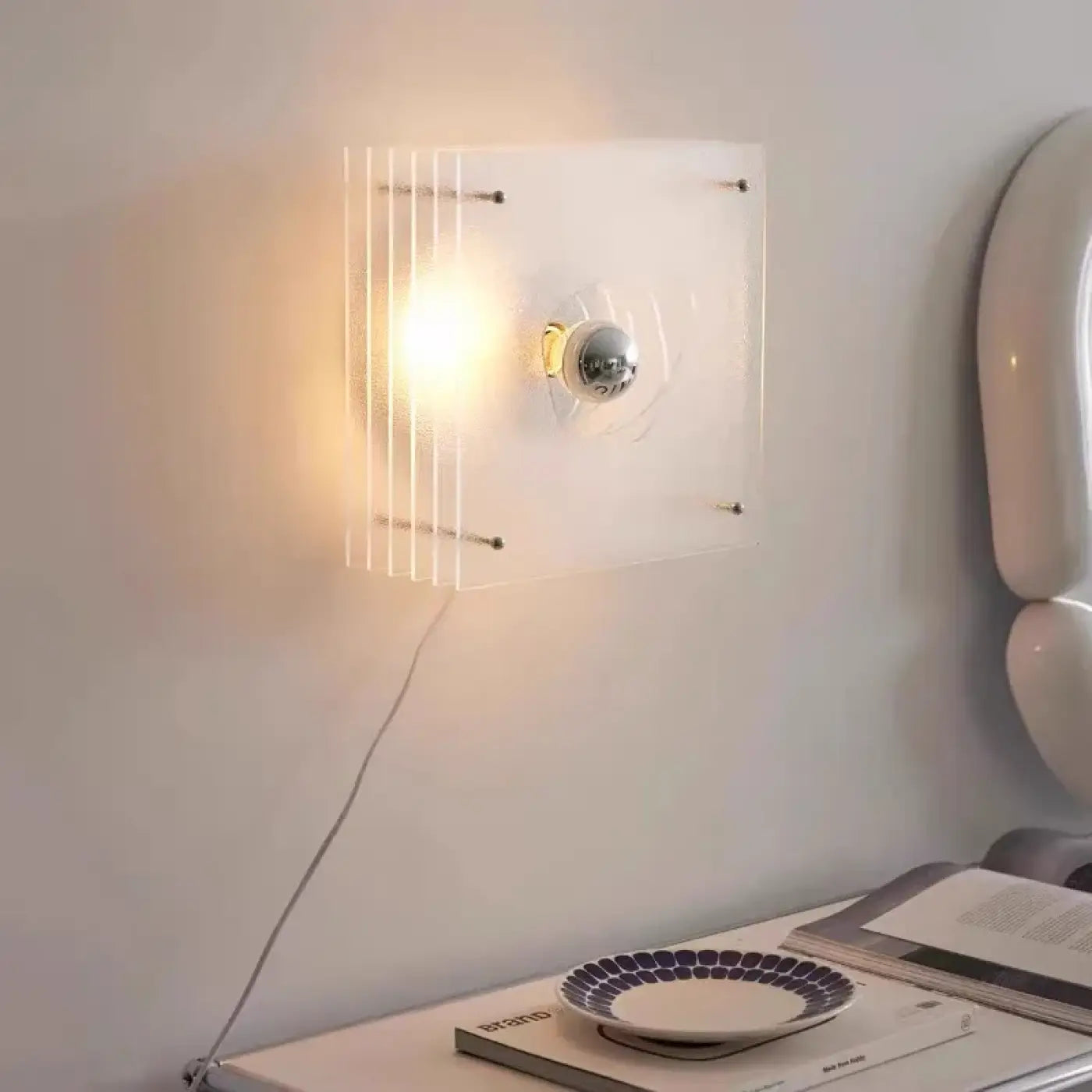 Applique murale LED carrée beige en acrylique et métal — vue 1