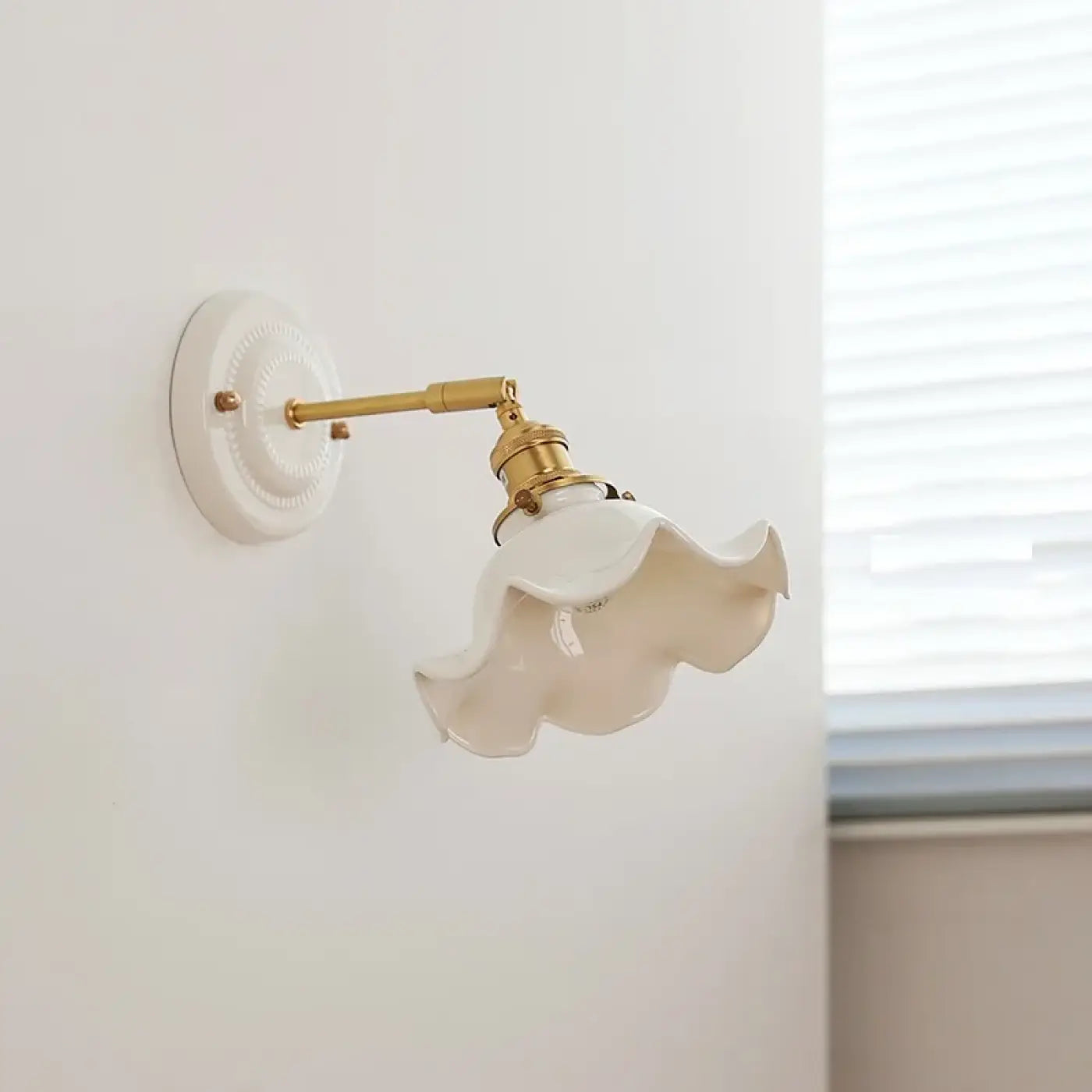 Applique murale LED céramique dorée abat-jour fleur — vue 2
