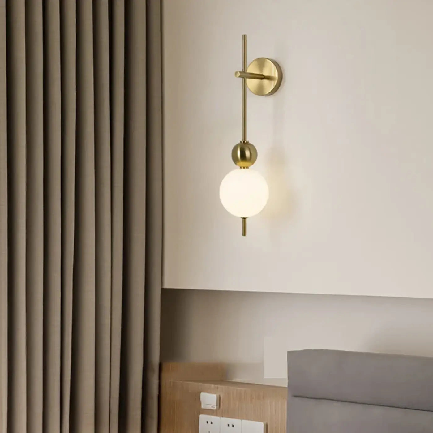 Applique murale LED dorée 3 boules aluminium Art Déco — vue 1
