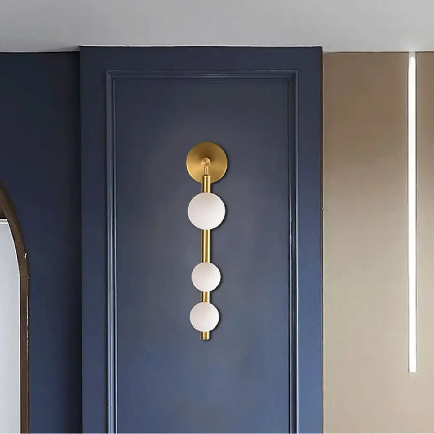 Applique murale LED dorée 3 globes en verre et métal noir — vue 3