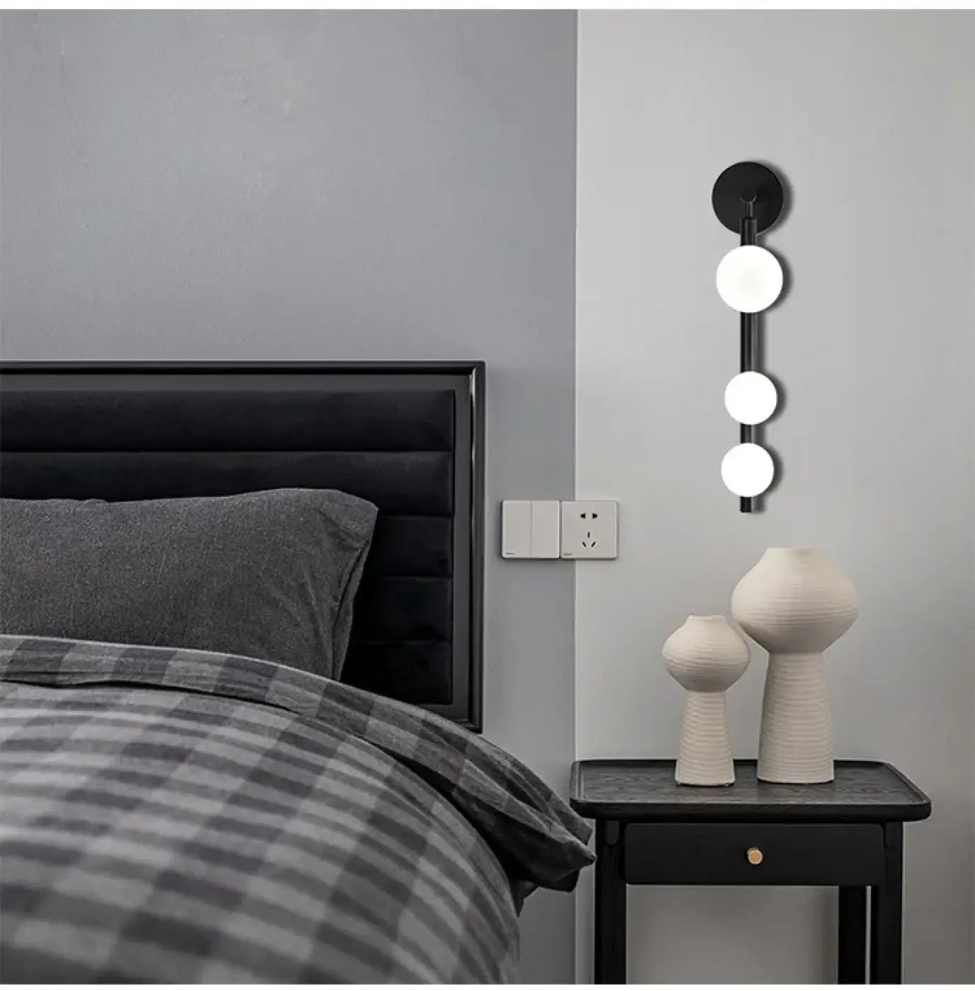 Applique murale LED dorée 3 globes en verre et métal noir — vue 7