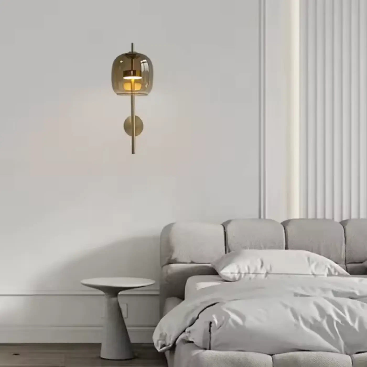 Applique murale LED dorée bras métal et abat-jour en verre — vue 1