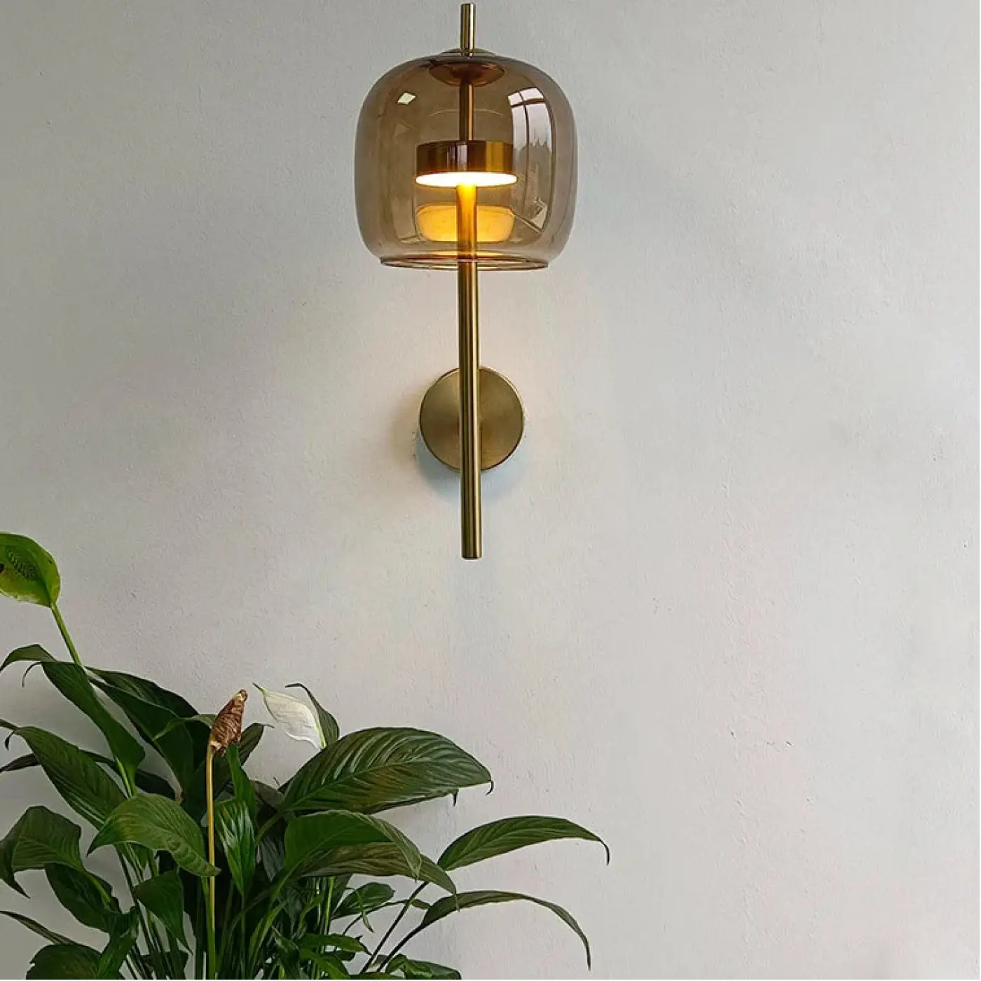 Applique murale LED dorée bras métal et abat-jour en verre — vue 7