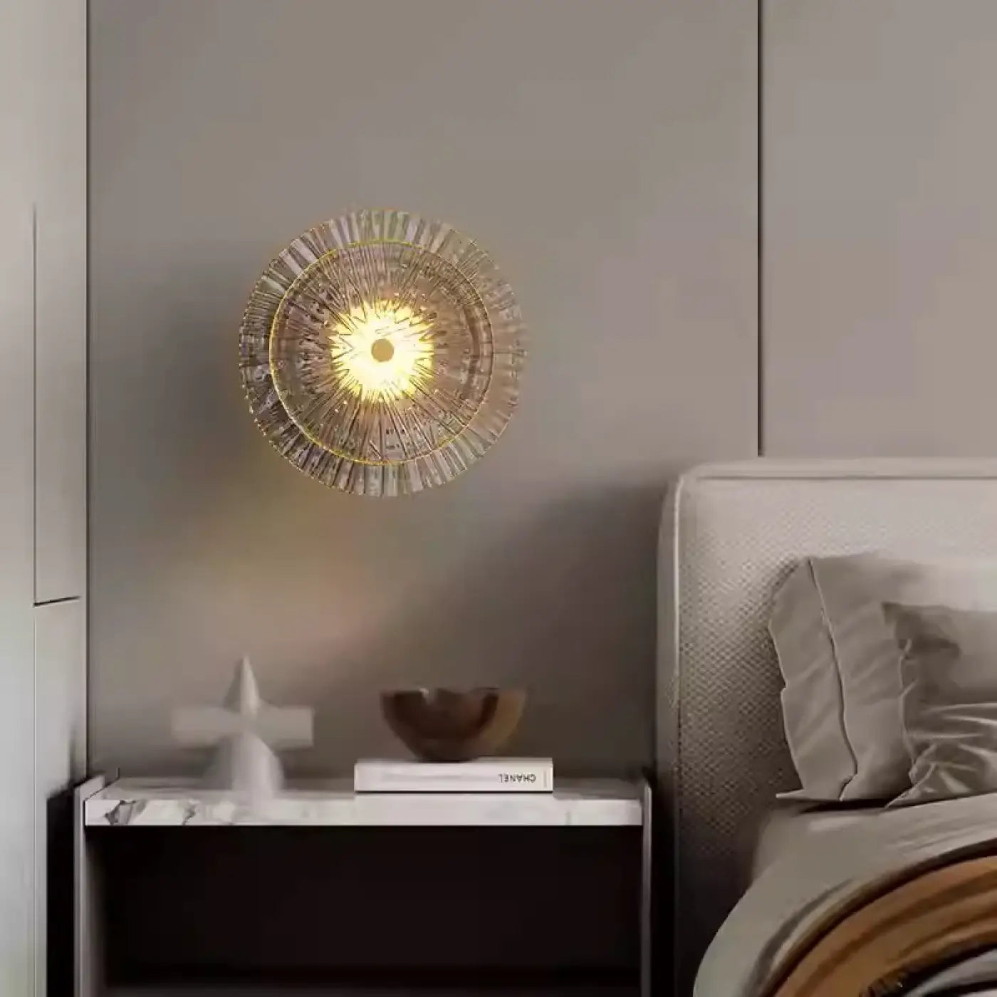 Applique murale LED dorée en verre style soleil — vue 1