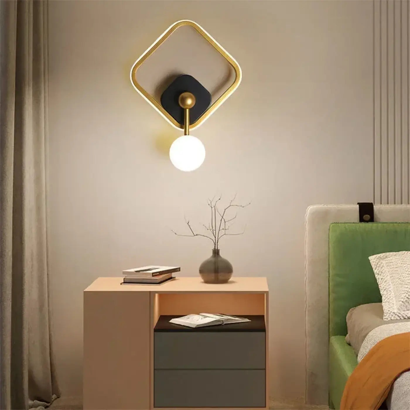 Applique murale LED dorée et noire à globe et halo — vue 2