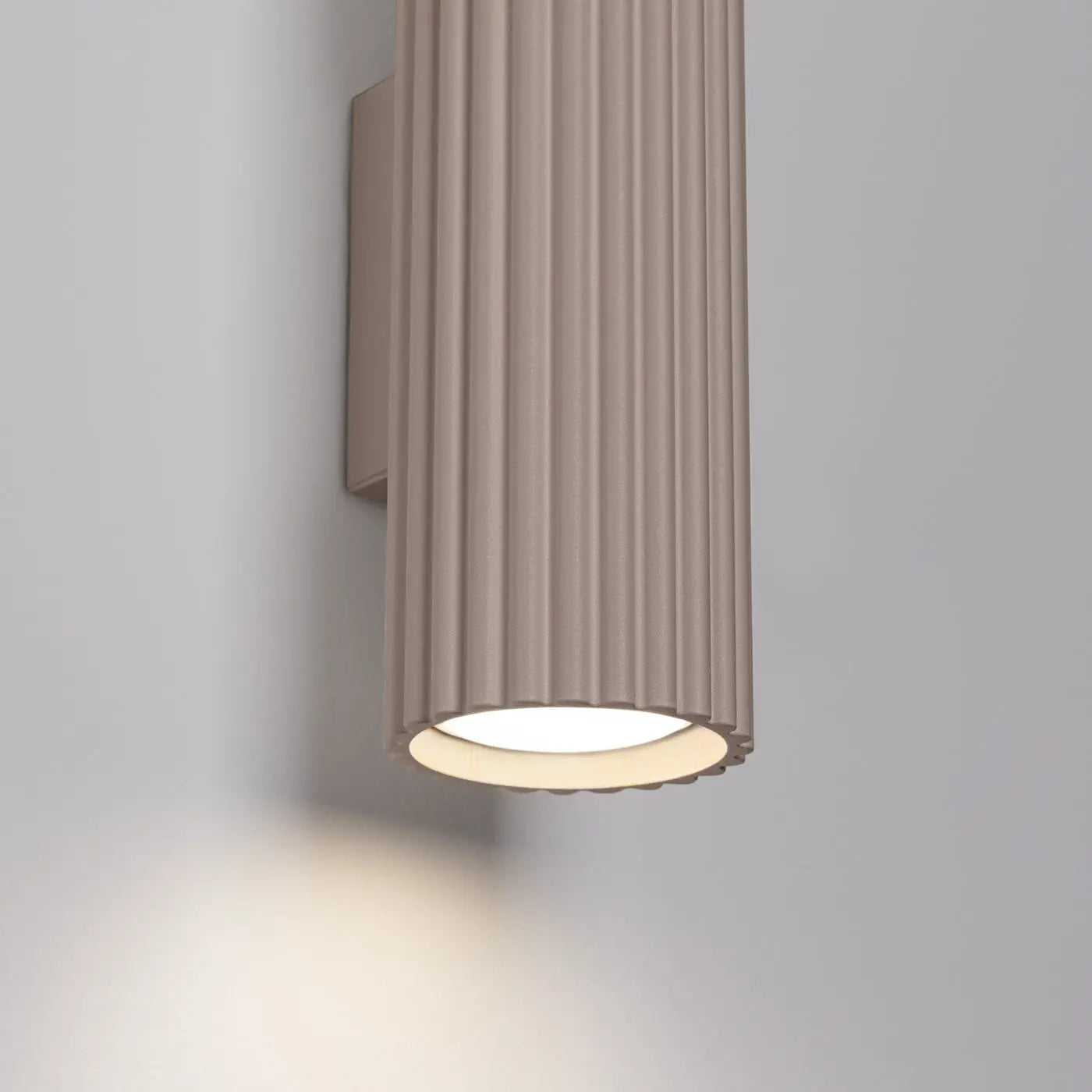 Applique murale LED double faisceau aluminium taupe cannelée — vue 3