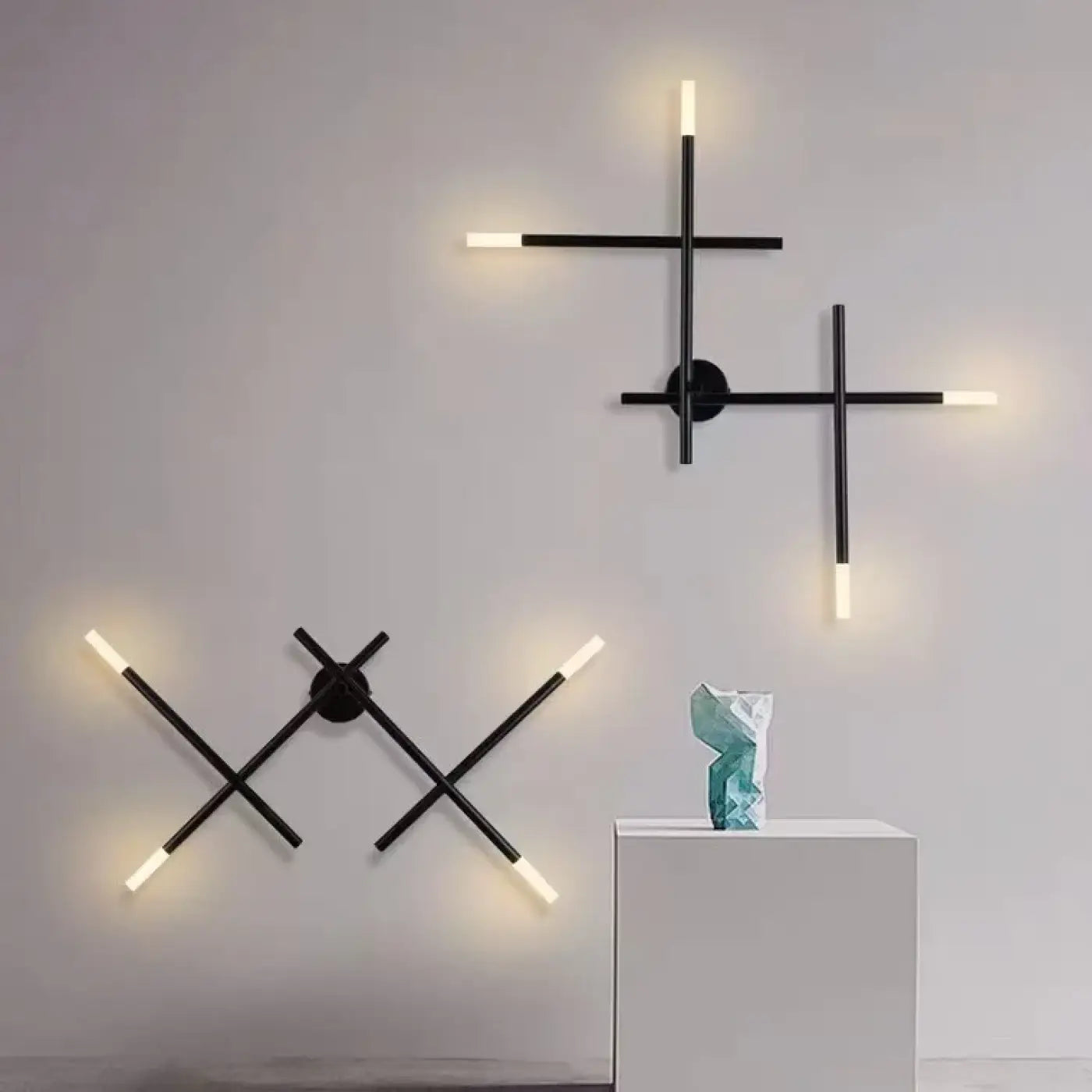 Applique murale LED géométrique noire et dorée en métal — vue 2