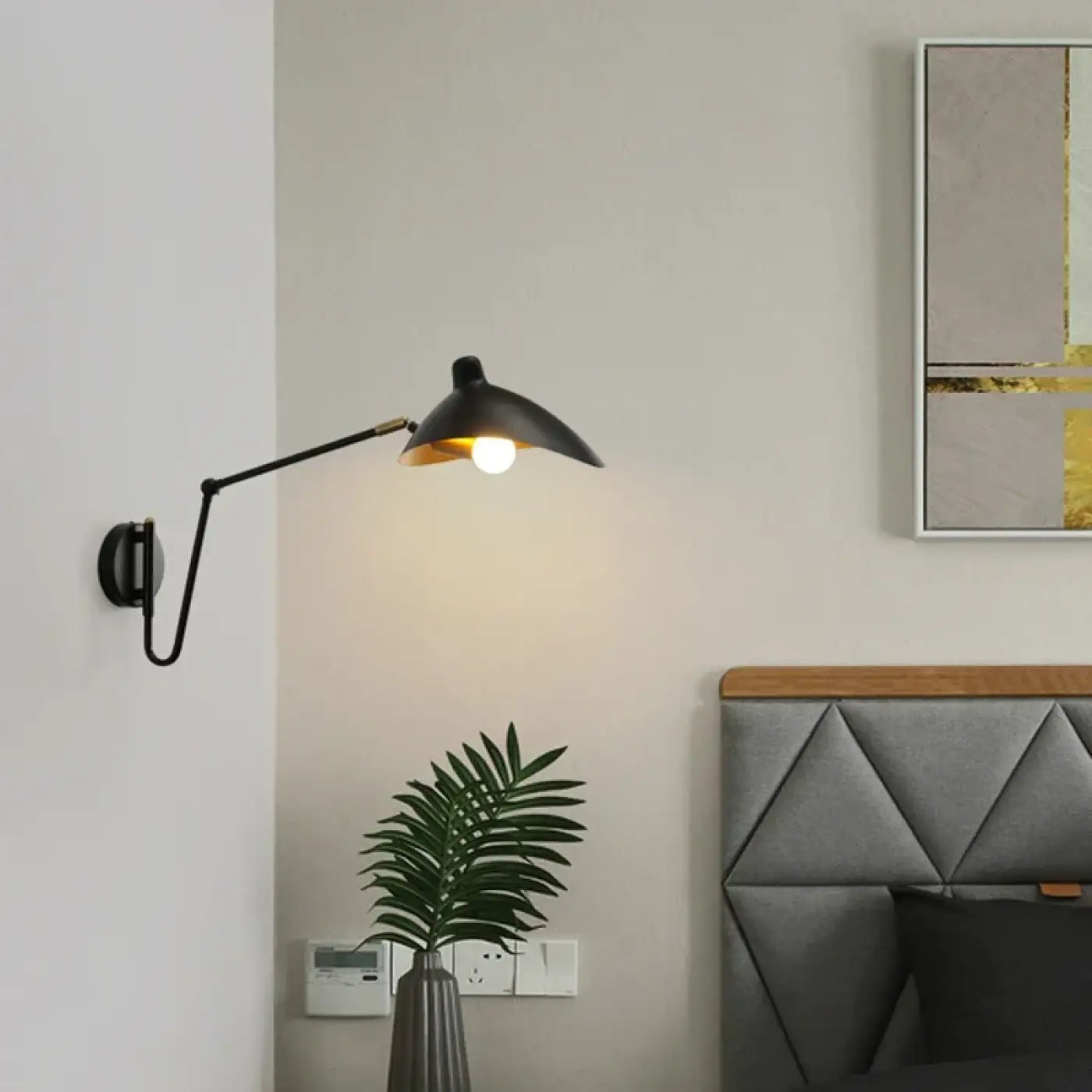Applique murale LED industrielle en métal noir et doré — vue 3