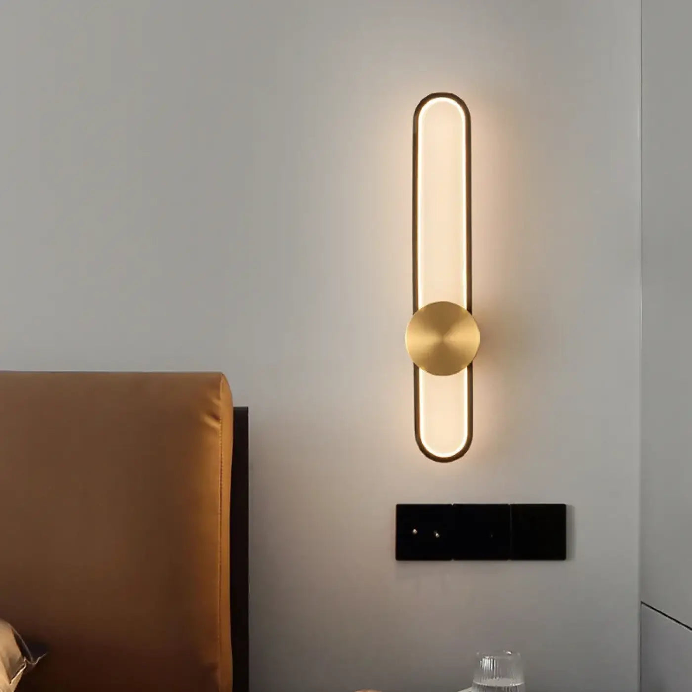 Applique murale LED linéaire dorée et noire scandinave — vue 3