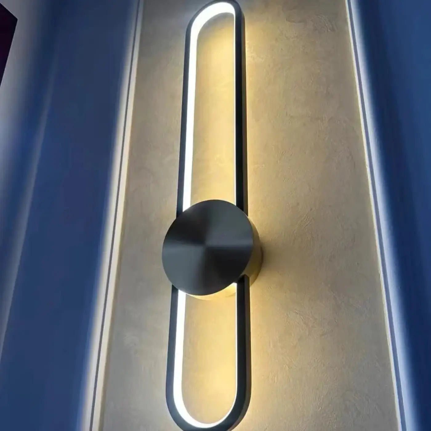 Applique murale LED linéaire dorée et noire scandinave — vue 4