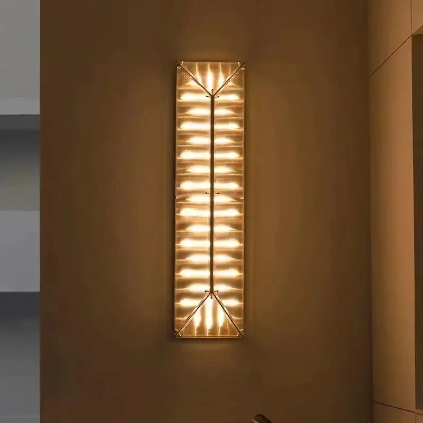 Applique murale LED longiligne en métal doré et verre — vue 7