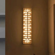 Applique murale LED longiligne en métal doré et verre — vue 7