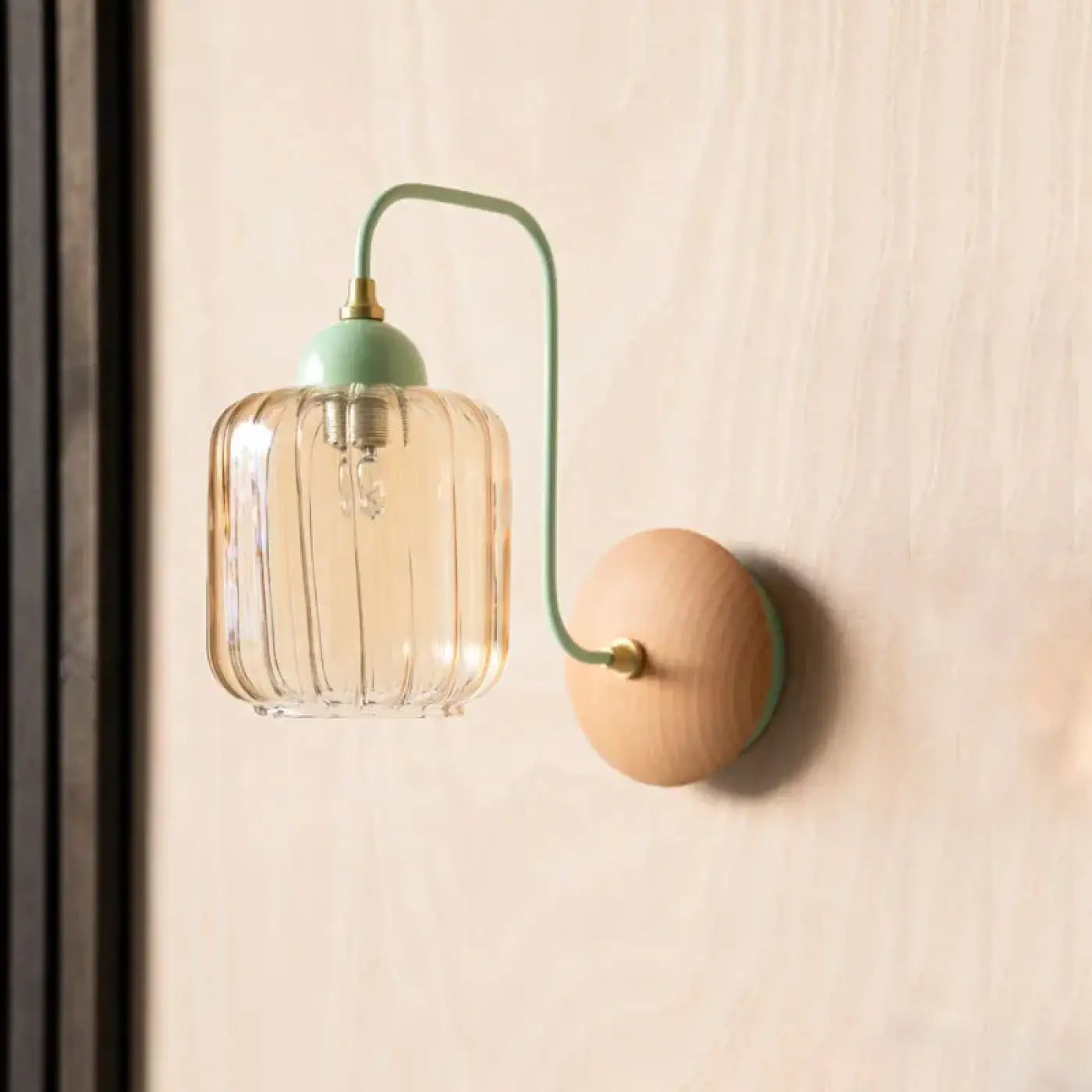 Applique murale LED minimaliste en verre et support bois — vue 2