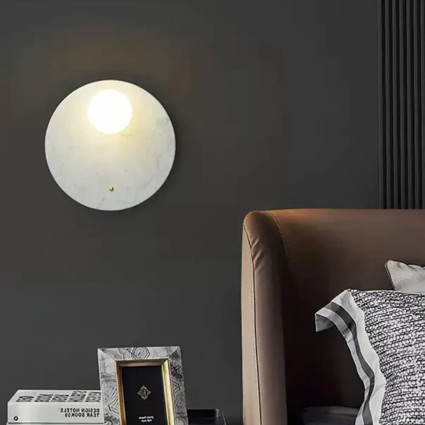 Applique murale LED ronde effet marbre et globe en verre — vue 1