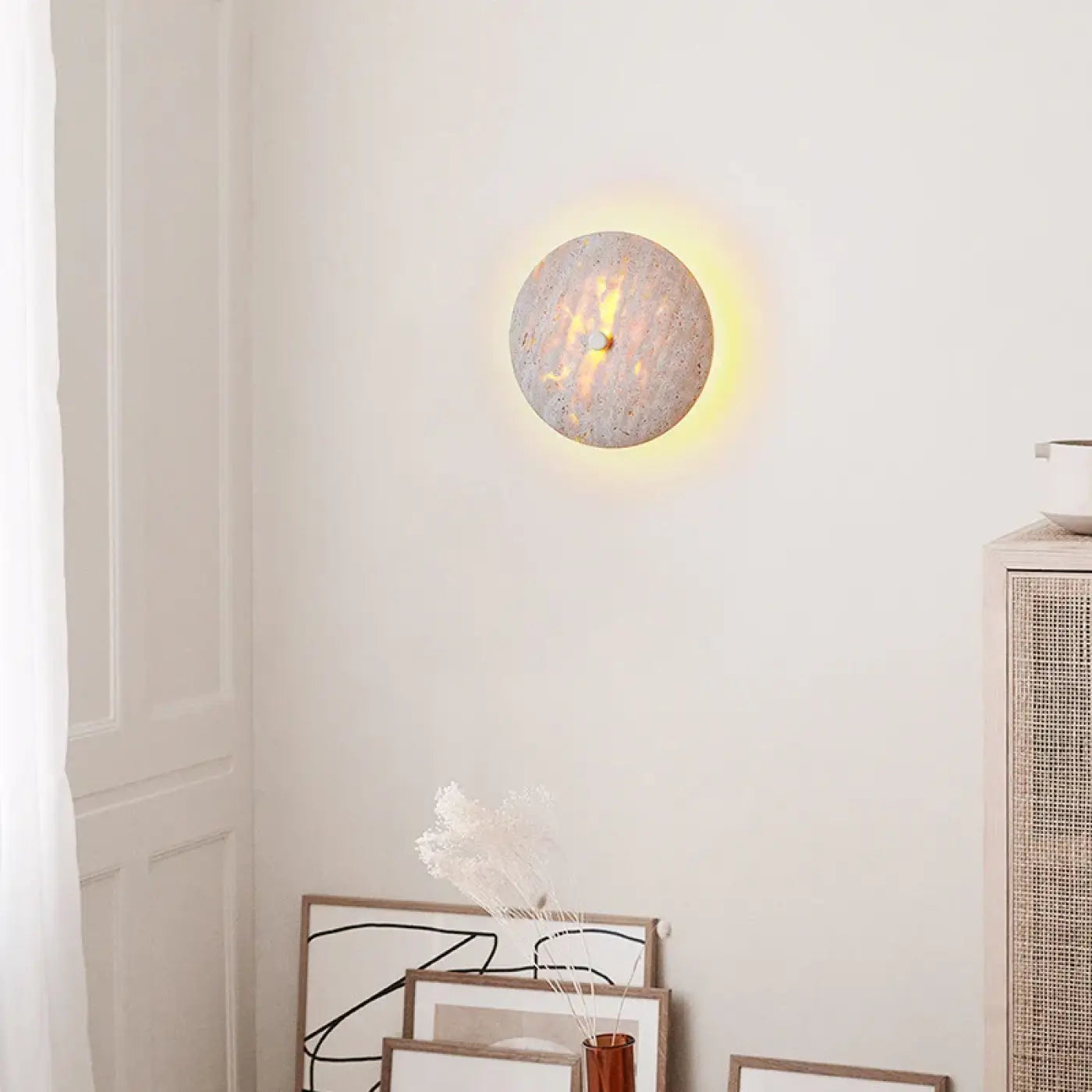 Applique murale LED ronde minérale en pierre beige et métal — vue 1