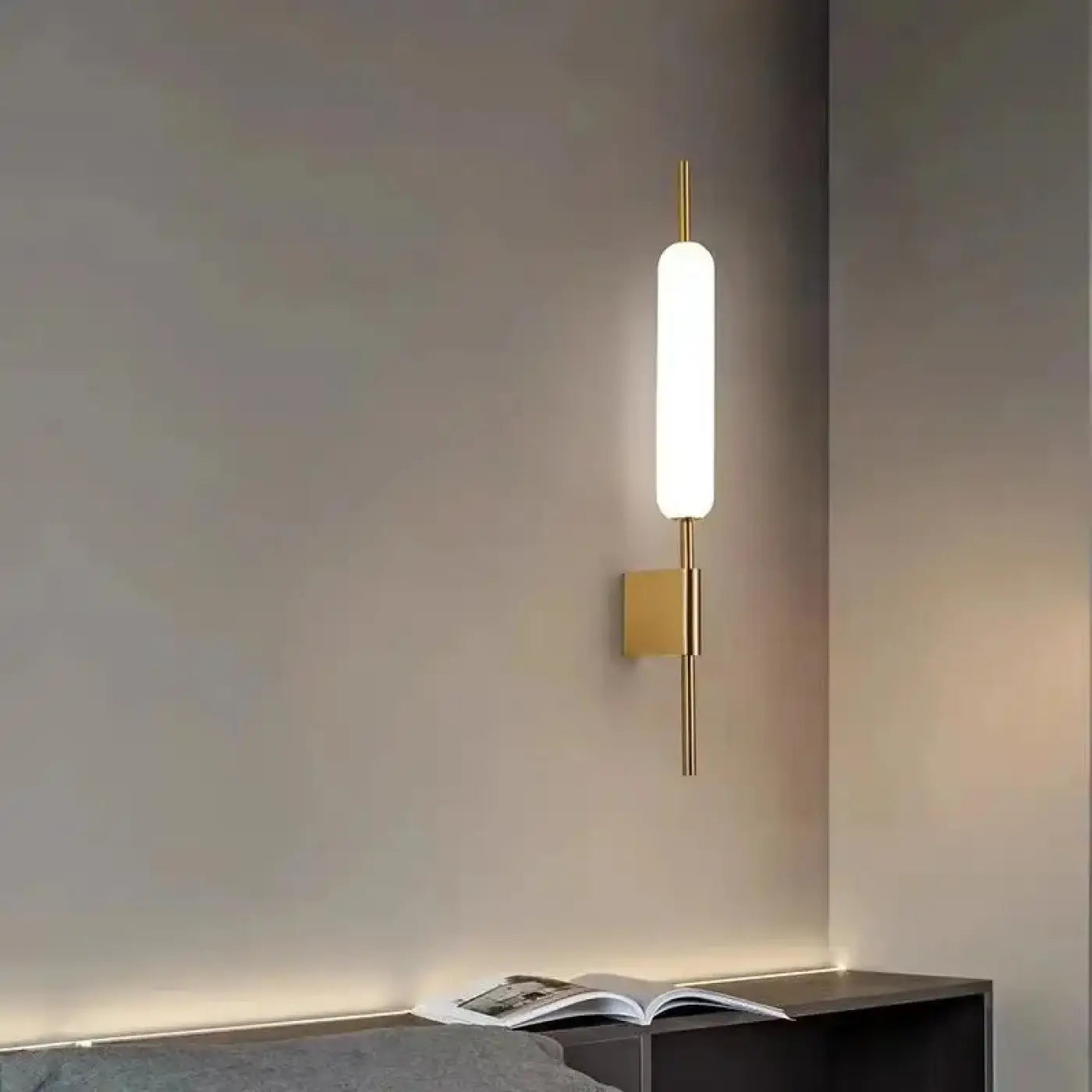 Applique murale LED verticale dorée en verre — vue 5