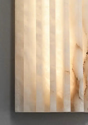 Applique murale design en marbre et laiton, format vertical, diffusant une lumière douce et homogène, idéale pour une salle de bain moderne ou un intérieur contemporain