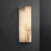 Applique murale design en marbre et laiton, format vertical, diffusant une lumière douce et homogène, idéale pour une salle de bain moderne ou un intérieur contemporain