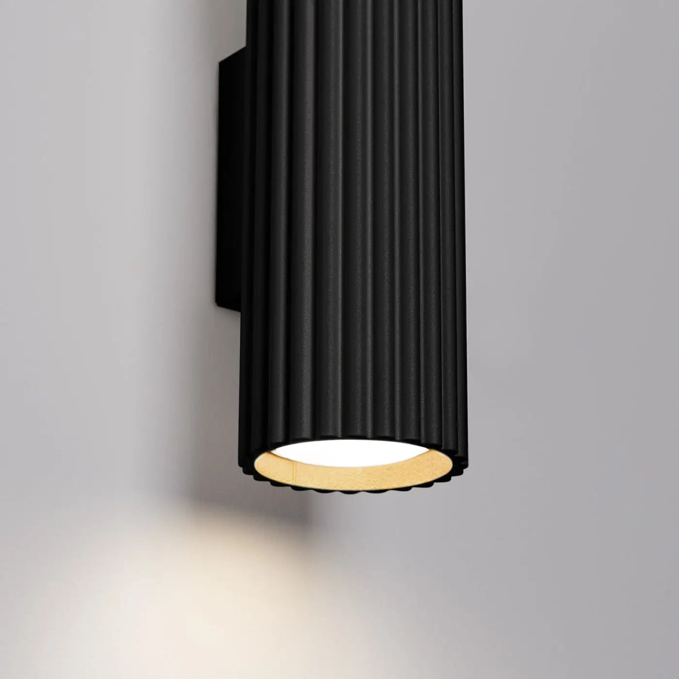 Applique murale noire cannelée LED minimaliste — vue 3