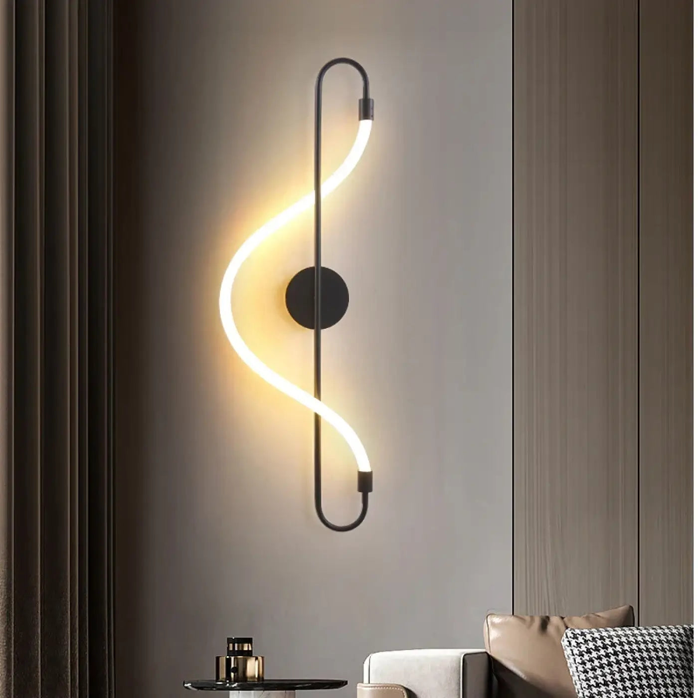 Applique murale noire et dorée tube LED vertical — vue 1
