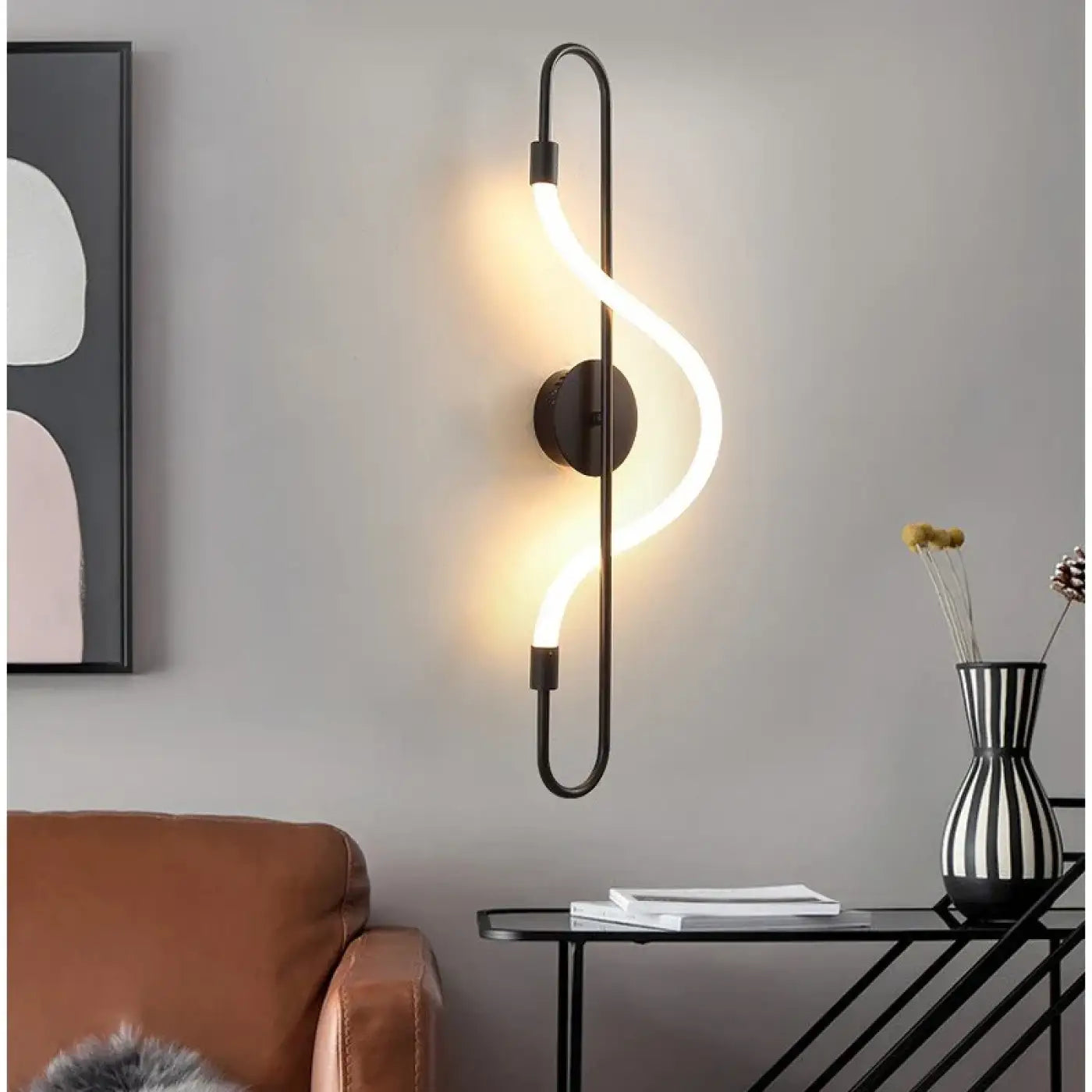 Applique murale noire et dorée tube LED vertical — vue 3