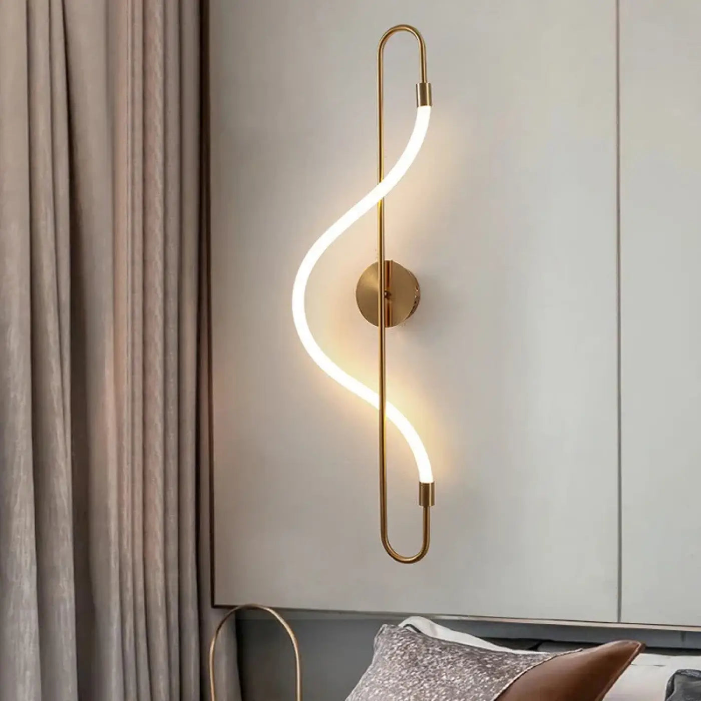 Applique murale noire et dorée tube LED vertical — vue 5