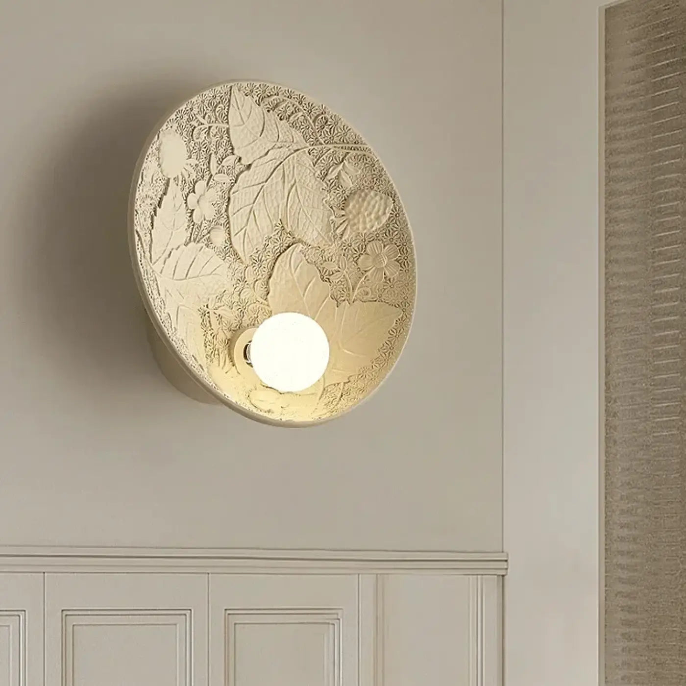 Applique murale ronde en verre et résine beige et blanc — vue 2