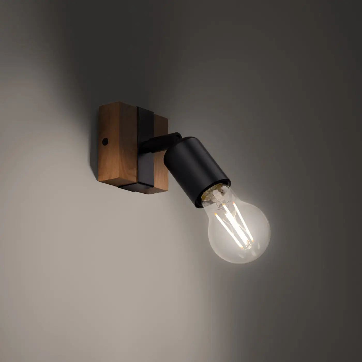 Applique murale spot orientable en bois et métal noir — vue 1